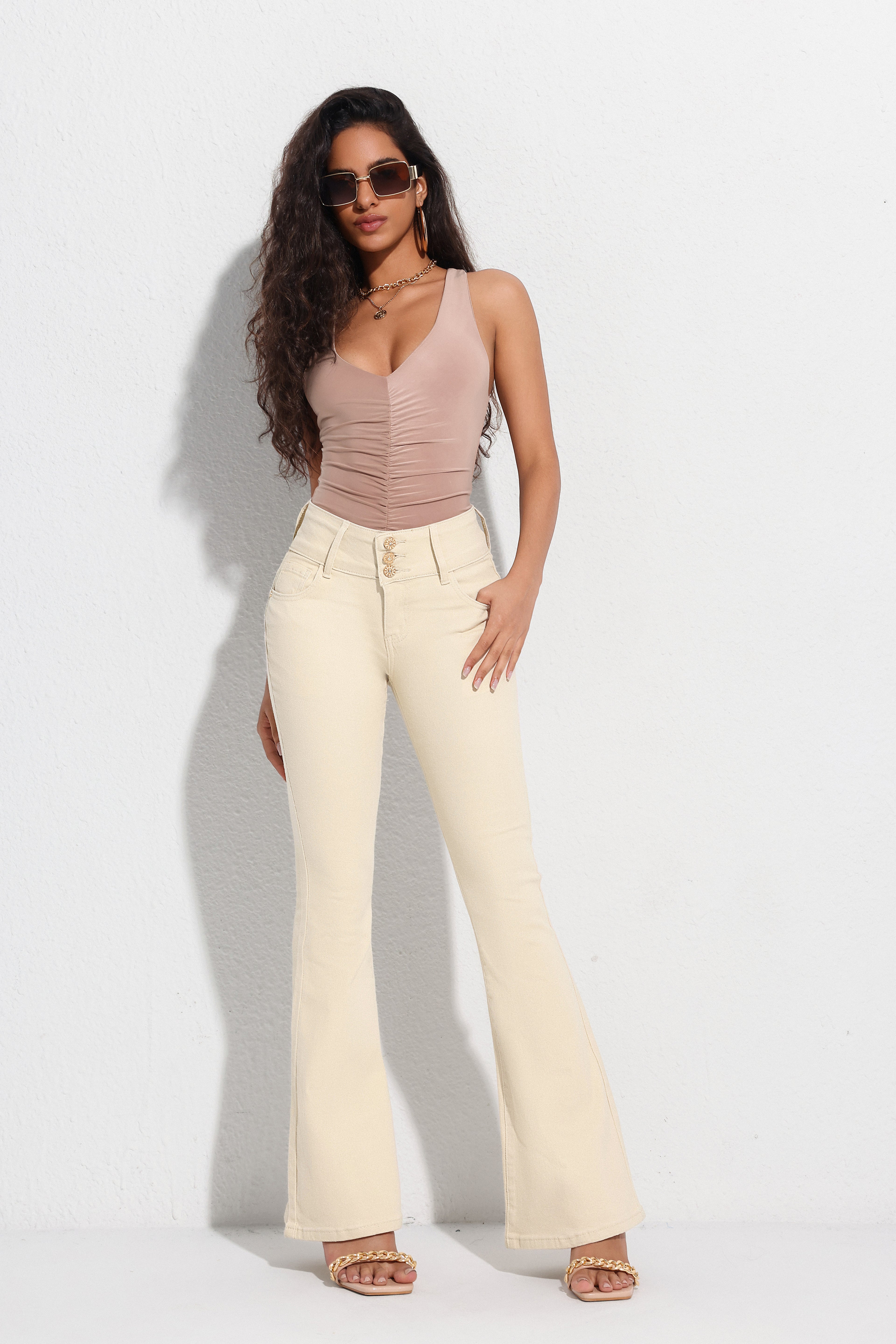 Tres filas de botones en la parte delantera, color crema albaricoque, simples, elegantes, cómodos y versátiles, jeans acampanados clásicos e informales para todos los días. - Jeleey