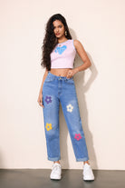 Jeans rectos de denim lavado azul con diseño de bordado de flores multicolores - Jeleey