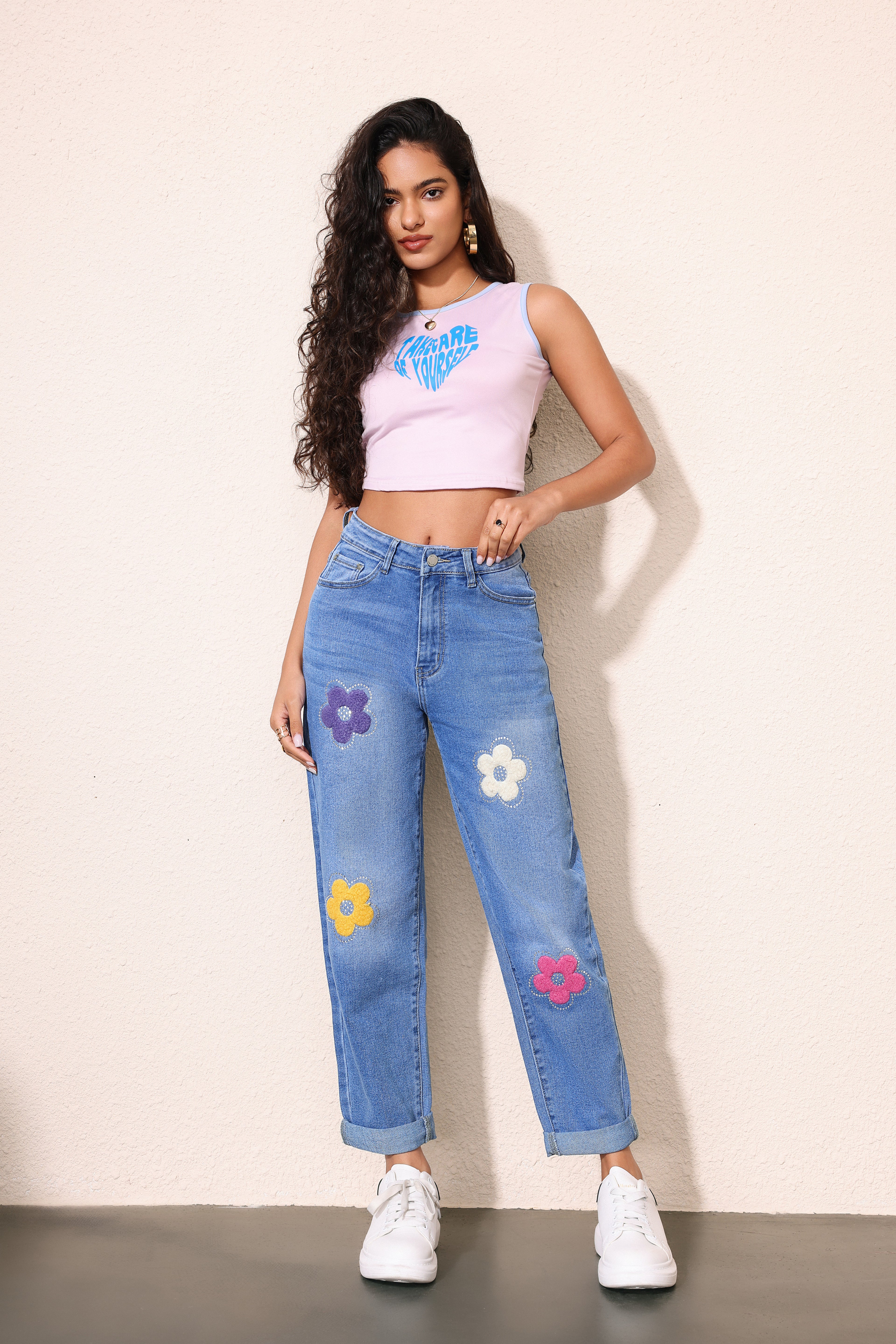 Jeans rectos de denim lavado azul con diseño de bordado de flores multicolores - Jeleey