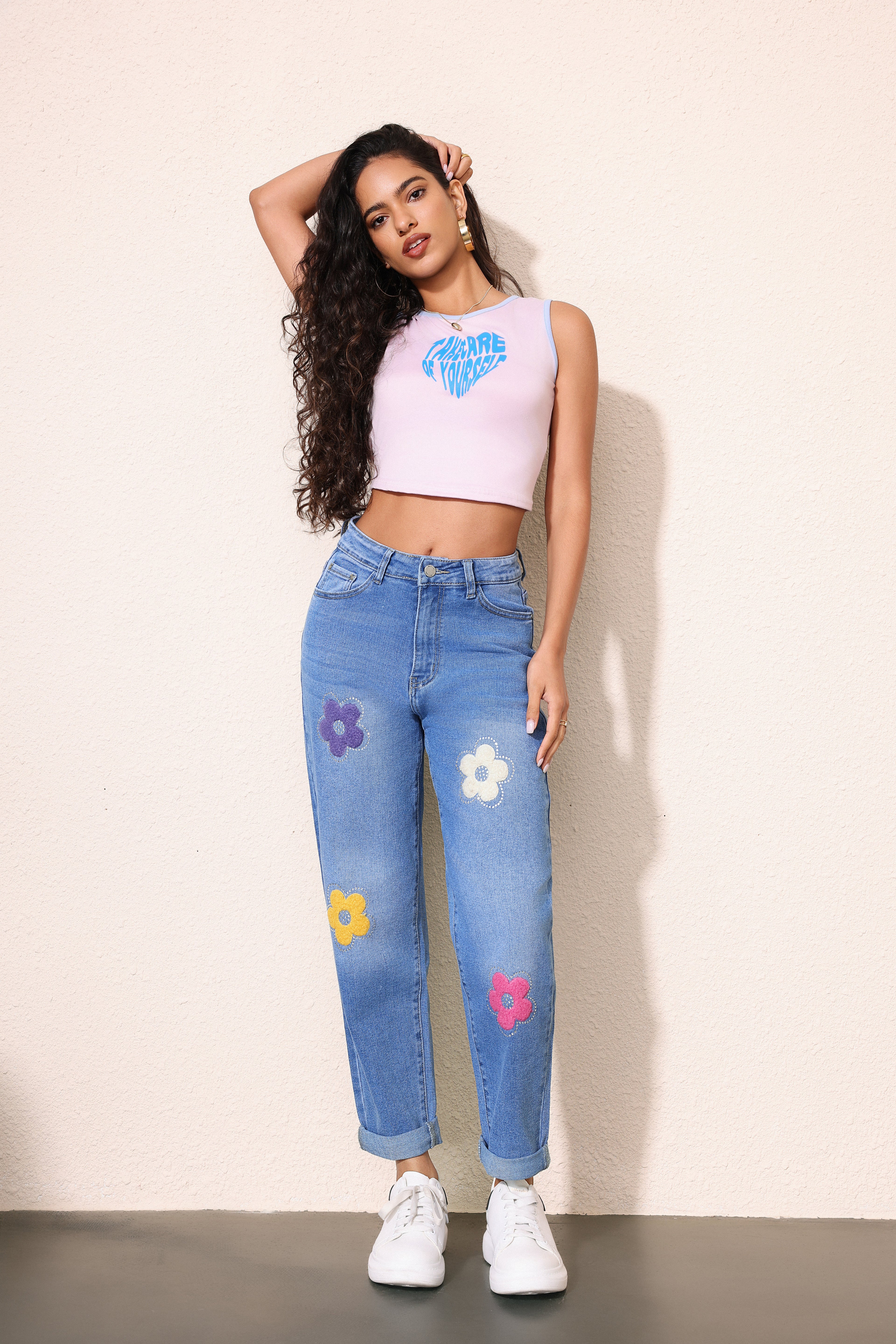 Jeans rectos de denim lavado azul con diseño de bordado de flores multicolores - Jeleey