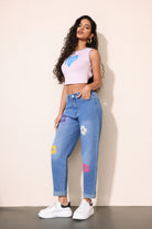 Jeans rectos de denim lavado azul con diseño de bordado de flores multicolores - Jeleey