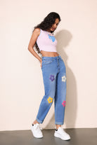 Jeans rectos de denim lavado azul con diseño de bordado de flores multicolores - Jeleey