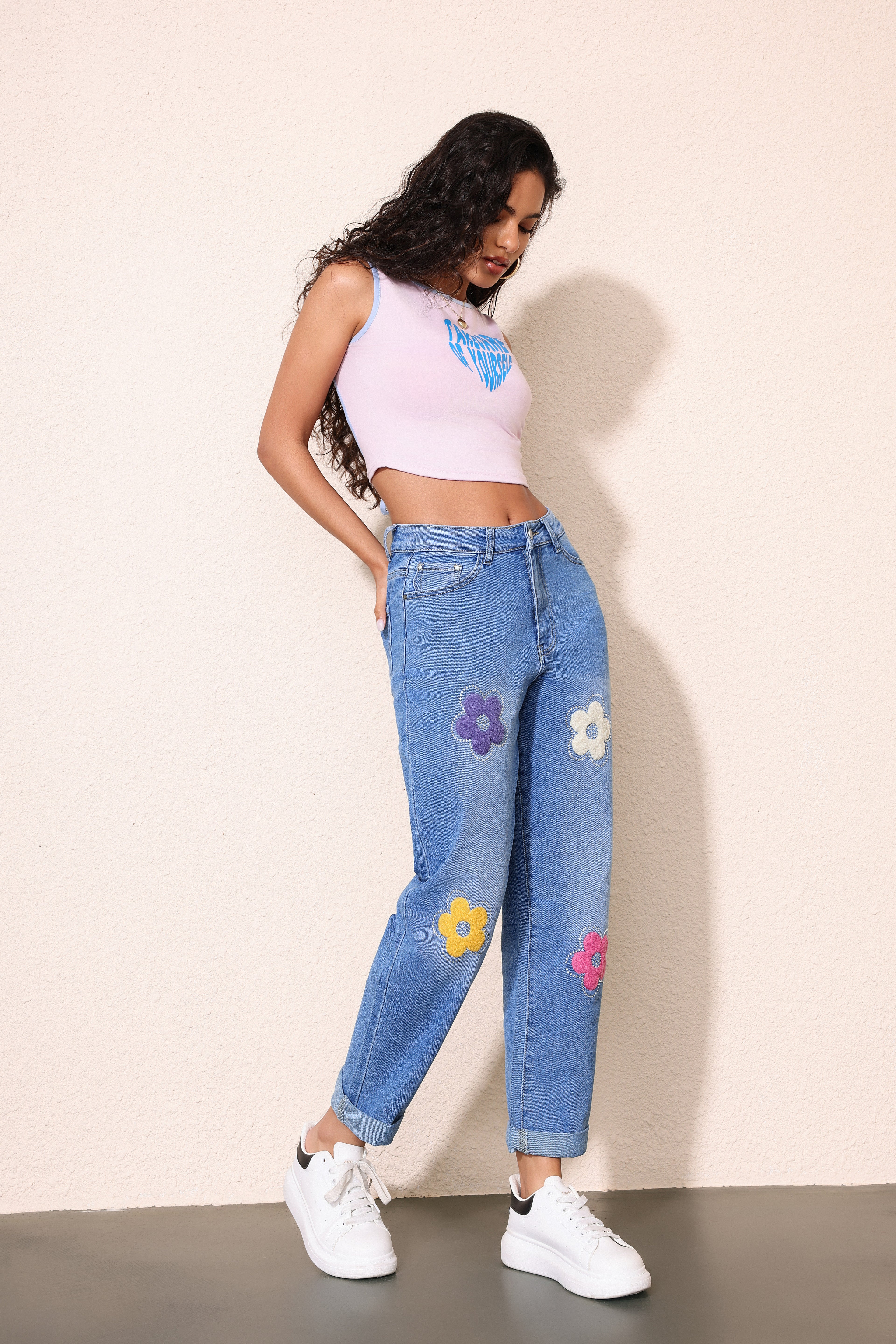 Jeans rectos de denim lavado azul con diseño de bordado de flores multicolores - Jeleey