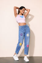 Jeans rectos de denim lavado azul con diseño de bordado de flores multicolores - Jeleey