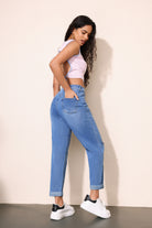 Jeans rectos de denim lavado azul con diseño de bordado de flores multicolores - Jeleey